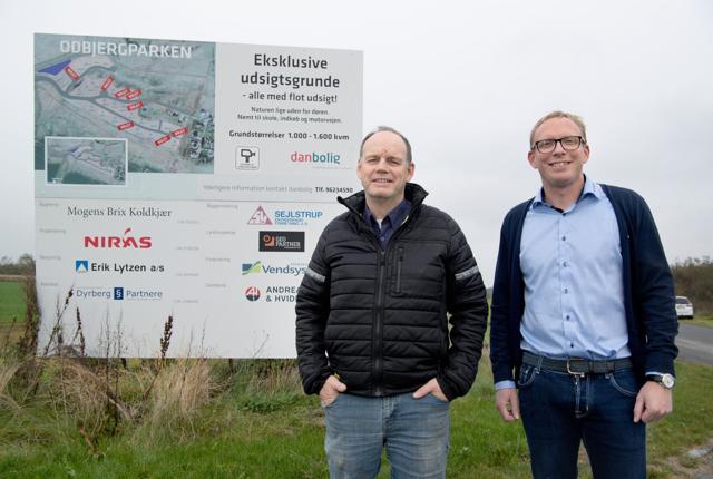Mogens Brix Koldkjær og Kristian Rask ved skiltet på Halvorsmindevej og vejen, der fører ind til Hjørrings nye boligområde. Foto: Bente Poder