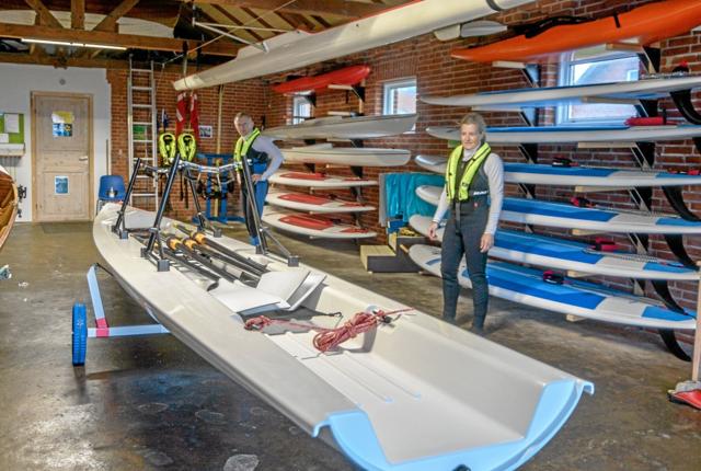 Den flotte nye coastal båd i bådehallen i Løgstør Roklub. Foto: Mogens Lynge