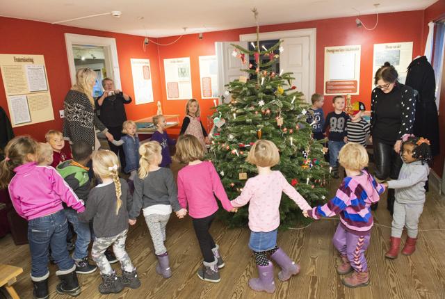 Der åbnes for julerier på Bangsbo og i Sæby i år - måske som her, hvor det er Børnehusets børn fra Frederikshavn anno 2014, der gæstede Sæby.
