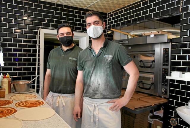Ejeren af Alanya Pizza & Kebab i Brovst, Halil Inekci, og medarbejderen, Güney Ocal, stod for at lave de mange pizzaer til byens plejehjem. Foto: Ida Mehl Agerholm