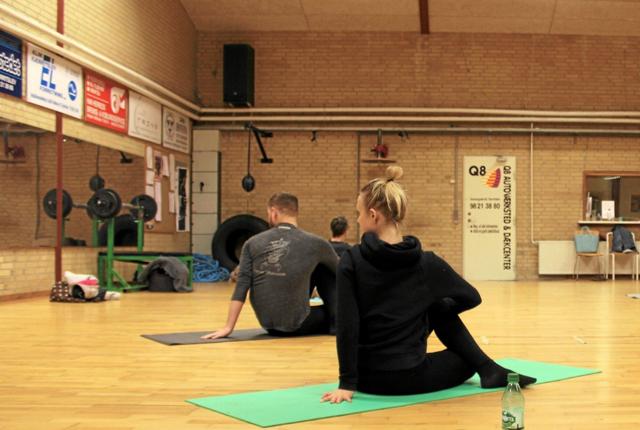 I Bokseklubben i Fjerritslev kan de deltagende på sikker vis dyrke yoga. Foto: Ida Mehl Agerholm
