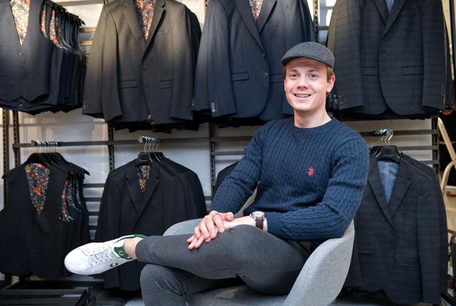 Mikael Dahl ser frem til at byde kunderne velkommen i den nye herretøjsbutik. Foto: Claus Søndberg