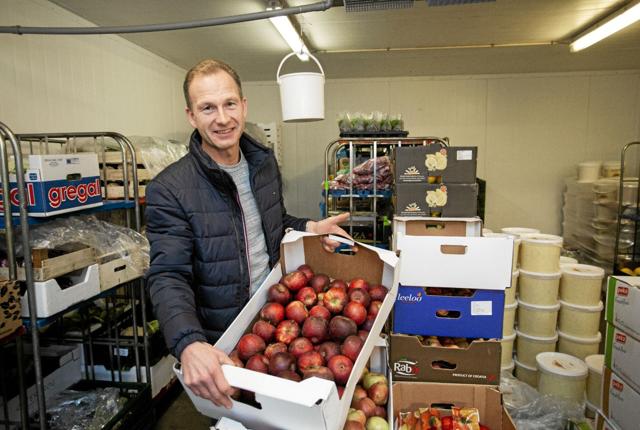 Ken Buchholtz har i over 20 år solgt frugt og grønt i Frederikshavn. Foto: Michael Madsen