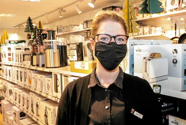 Annette Frederiksen som er butikschef i Imerco Skagen, fortæller: - Den første dag er gået uden problemer. Foto: Peter Jørgensen