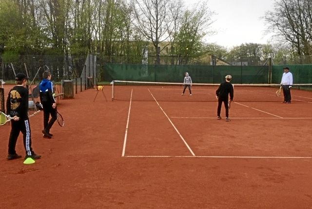 5.N. fra Muldbjergskolen spiller tennis i Hjørring Tennisklub. Privatfoto
