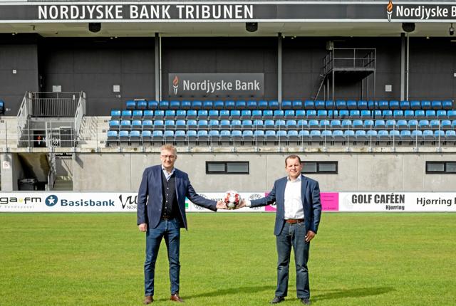 Nordjyske Bank er stadig VFFs medspiller. Afdelingsdirektør Claus Bak kaster bolden til VFFs bestyrelsesformand Jacob Andersen.