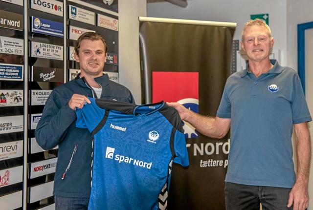 Sportschef Keld Kronborg præsenterer her den nye træner for serie 4, Peter Deleuran Olesen. Foto: Mogens Lynge