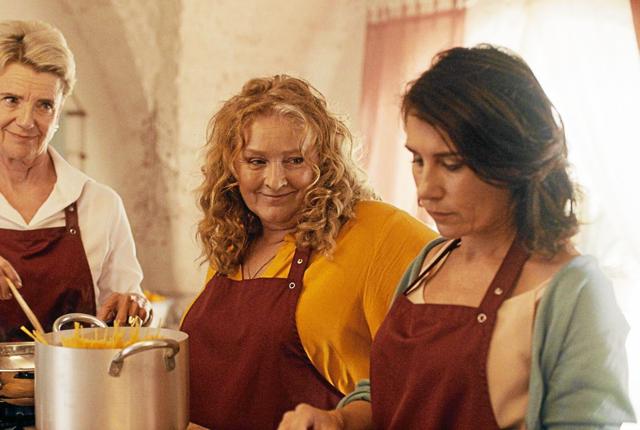 De tre veninder ved kødgryderne det italienske køkken. Foto: Nepenthe Film.