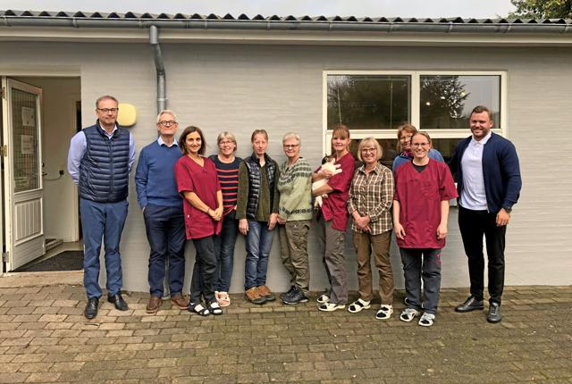 Dyrlægerne i Lendum bliver en del af en ny landsdækkende kæde, VETgruppen A/S. På billedet er medarbejderne samlet med en del af VETgruppens ledelse.