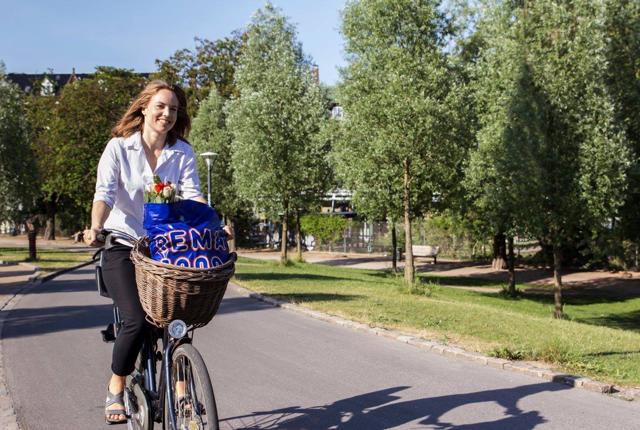 Flere og flere i Aalborg går eller cykler ud med varer for andre. PR-foto