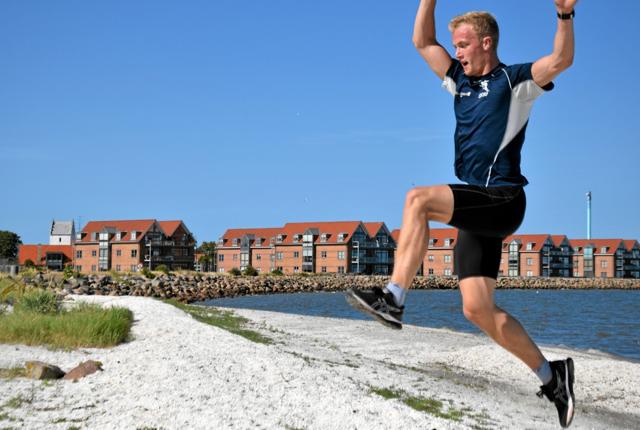 Et af Sæby Atletiks alternative træningssteder er ved havet. Hvor der sprintes og springes. På billedet Kasper Larsen Arkivfoto: Gunnar Møller Nielsen