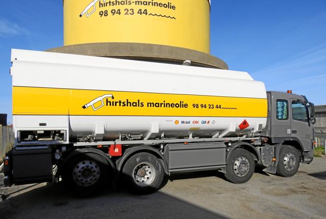 Den nye tankbil, der skal levere olie på land.