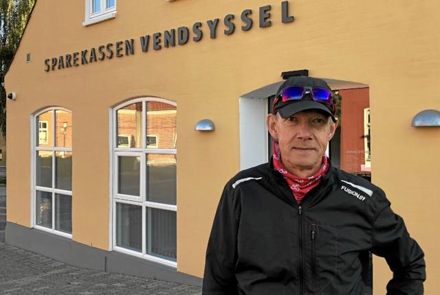 Dan Højgaard Christensen, her foran Sparekassen, som er hovedsponsor for løbet, glæder sig til på lørdag, at kunne give tilbage, forhåbentlig med et kæmpe beløb fra Sæbys løbefest til fordel for Knæk Cancer. Foto: Lisa Farum Kristiansen