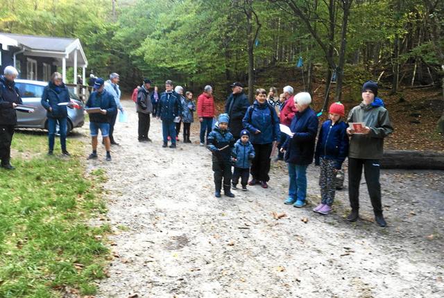 40 deltagere i alle aldre havde indfundet sig til Ældre Sagens naturbingo i Aslundskoven. Privatfoto. Foto: Allan Mortensen