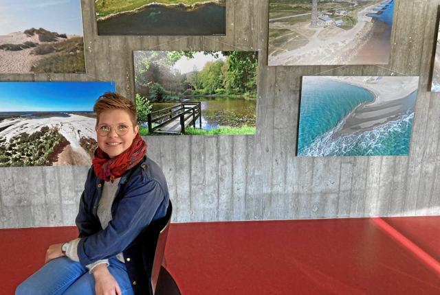 Hanne Vittrup Buus, projektudvikler for Geopark Frederikshavn Kommune, foran nogle eksempler på geosites. Hun opfodrer borgerne til at komme med flere forslag i de næste uger. Foto. Marianne Isen.