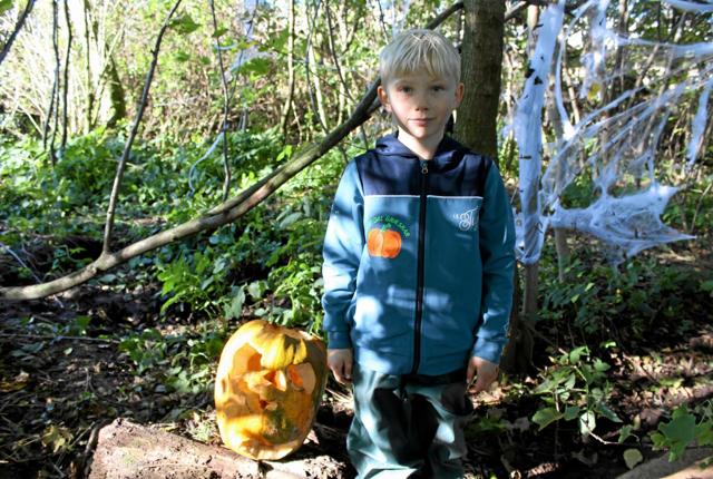 Adam lavede en masse skræmmende græskar til uhyggestien. Her står han med spøgelsesgræskaret, der led en smeltedød. Foto: Ida Mehl Agerholm