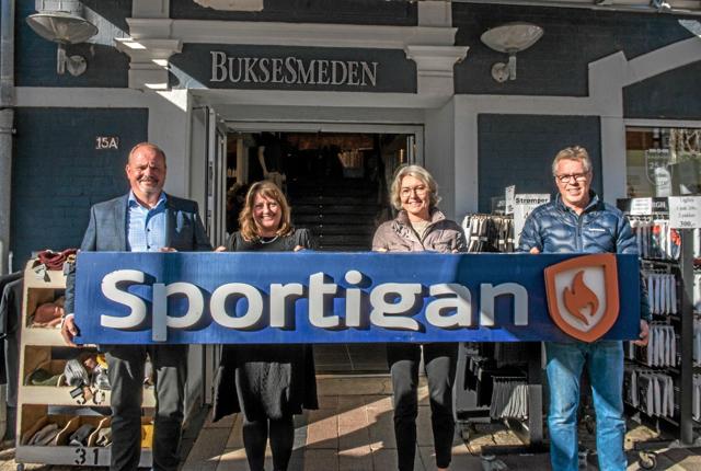 De nye ejere af Sportigan, Betina og Jørgen Højslet (tv) og sælgerne Heidi og Johnny Larsen (th). Begge par er glade for aftalen. Foto: Mogens Lynge
