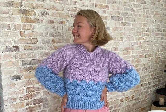 Kristine Sloth holder selv af at strikke sine sweatere i flere farver. Privatfoto