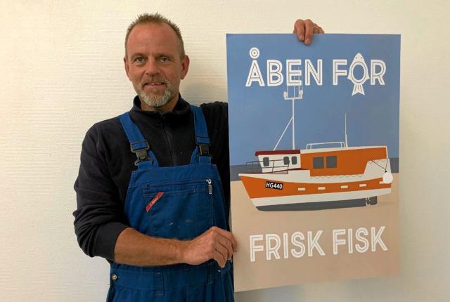 Henrik Nielsen præsenterer sin plakat som man vil kunne se, når der er fisk til salg. Foto: Kirsten Olsen