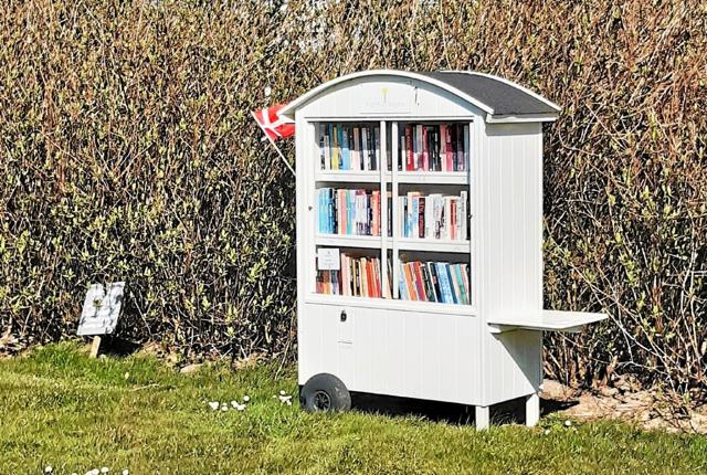 Salgsvogne med bøger kan ses rundt om i Ingstrup. Foto: Privatfoto
