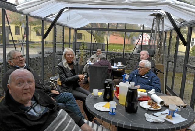 Beboerne på Plejecenter Bøgely til kaffebord i glashuset foran Plejecentret. Foto: Mogens Lynge