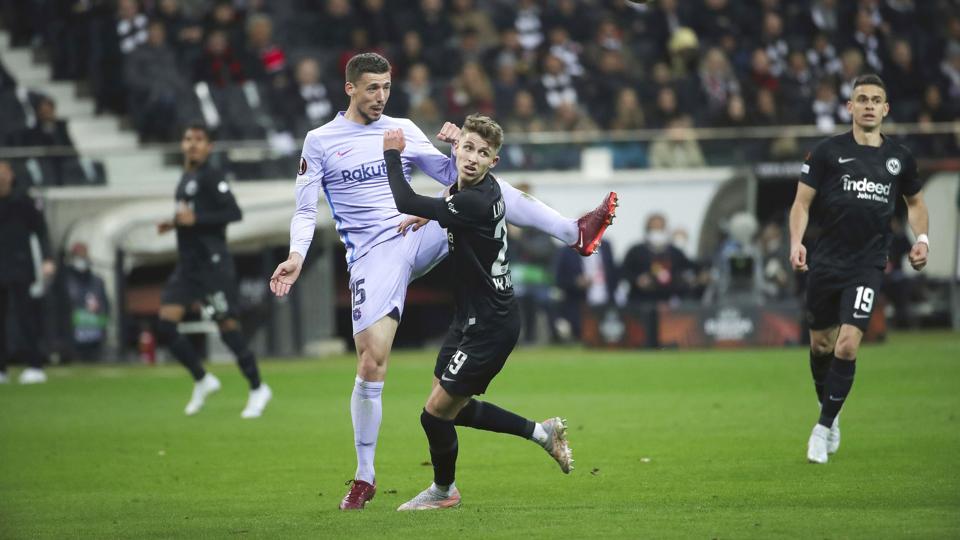 Clément Lenglet skal det næste år heade bolden væk for Tottenham. Her ses han i en duel mod Frankfurt-danskeren Jesper Lindstrøm i en Europa League-kamp i den seneste sæson. <i>Armando Babani/Ritzau Scanpix</i>