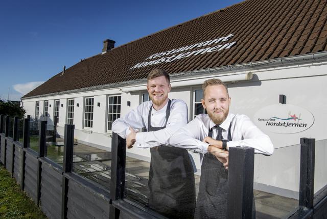 Christoffer Hallager (tv.) og Michaell Pedersen er begge udlært på Restaurant Nordstjernen. Nu er de tilbage som nye forpagtere. Foto. Lars Pauli