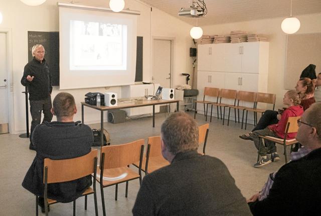 TV-værten Jørgen Skouboe gæstede forleden konfirmandstuen i Ulsted. Foto: Allan Mortensen