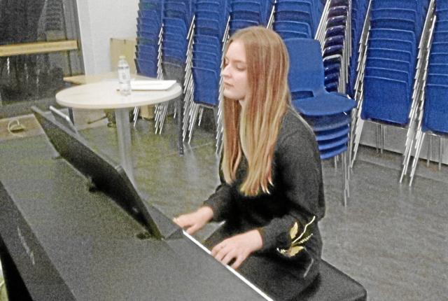 23-årige Joanna Lyngbye Jensen, der er uddannet fra Det Nordjyske Musikkonservatorium, er tiltrådt som dirigent for Fjerritslev Bykor indtil videre. Privatfoto