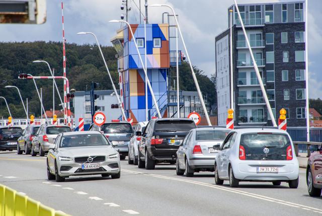 Kørebanerne på Limfjordsbroen bliver reduceret fra fire til to spor fra på mandag. Arkivfoto: Peter Broen