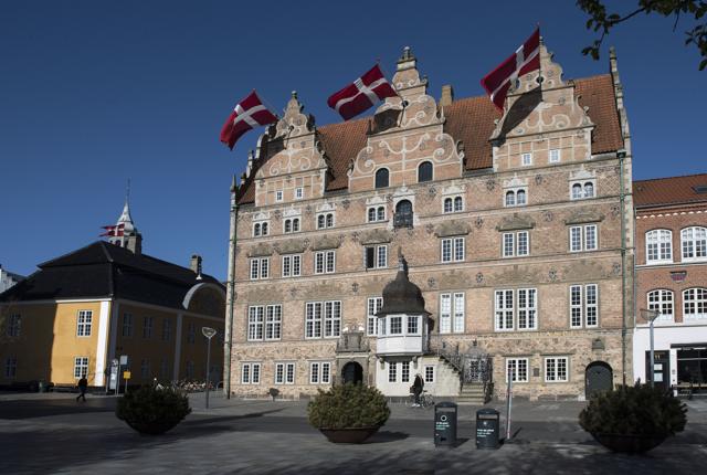 Tre enorme flag vajer på Jens Bangs Stenhus i dag til ære for dronningen. Foto: Lars Horn/Nordjyllands Historiske Museum
