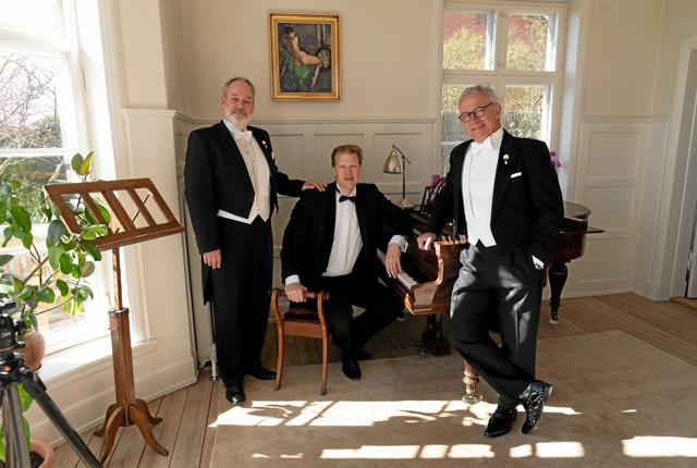 Guido Paevatalu, baryton, til højre, sammen med Niels Jørgen Riis, tenor, til venstre, og kapelmester Leif Grebe, klaver. Promotionsfoto