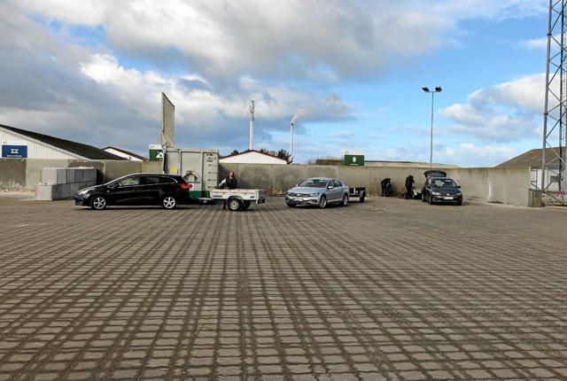 Højst tre biler samtidigt var at se på en ellers ryddelig genbrugsplads i Løkken. Foto: Kirsten Olsen