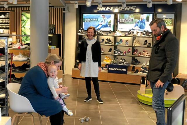 Familien var alene i skobutikken. Lilly på et år fik det første par sko. Hun valgte dem sammen med forældrene Line Amalie Isabella Jensen og Jan Christian Christensen i Skoringen i Strømgade.
