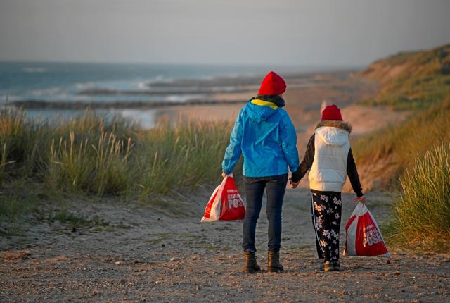 Mor og datter på jagt efter affald. Foto: Casper Tybjerg