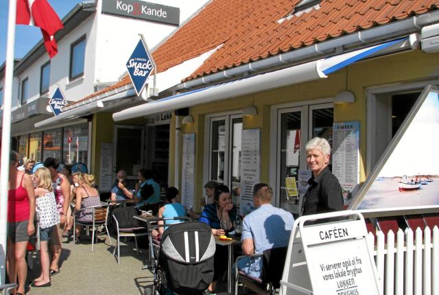 Løkken Snackbar & Cafe får ny vært. Gæsterne kan dog fortsat møde Kirsten Andersen (til højre)i virksomheden. Foto: Arkivfoto