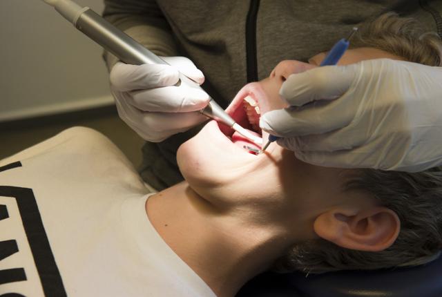 Børn og unge i Støvring-området skal de kommende uger til enten Nørager eller Terndrup for at få tjekket deres tænder - tandplejen i Støvring er nemlig lukket på grund af vandskade.