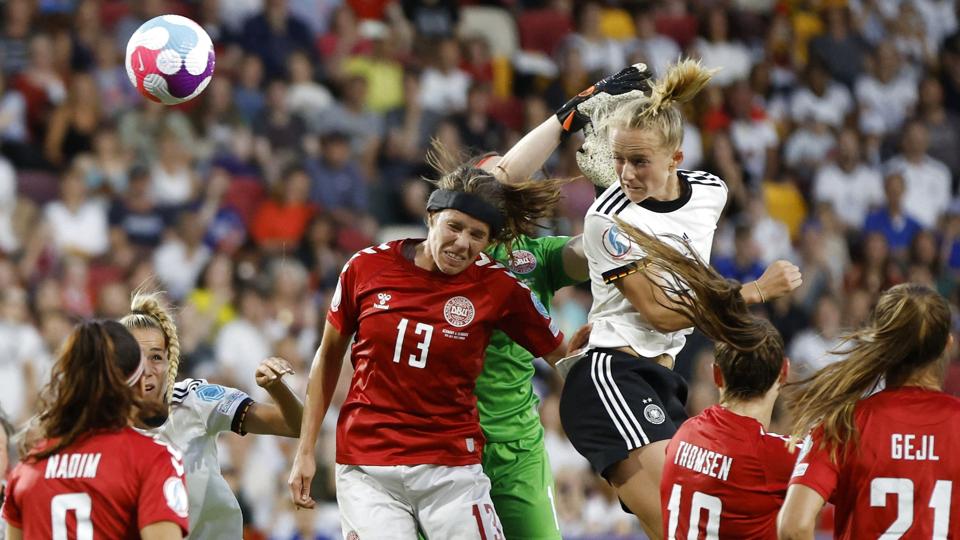 Lea Schüller (i hvidt) sørgede for Tysklands 2-0-scoring i anden halvleg, hvor keeper Lene Christensen for en sjælden gangs skyld kom skidt ud af sit mål. <i>Foto: John Sibley/Reuters</i>