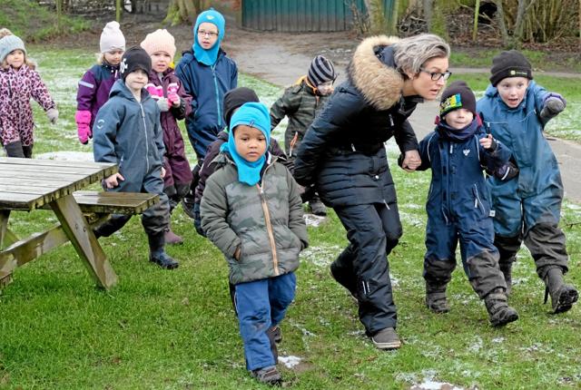 76 børn fra børnehusene i Mosbjerg og Hørmested er på vej ud i “skoven” for at finde Dyllemor. Foto: Niels Helver