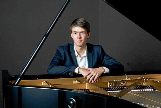 Midtpunktet for koncerten er den kun 22-årige danske pianist – David Munk-Nielsen.