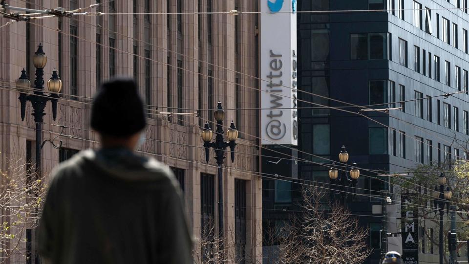 Elon Musk oplyser fredag til den amerikanske børsmyndighed SEC, at han trækker sit tilbud om at købe Twitter for et beløb svarende til godt 321 milliarder kroner. Foto viser Twitters hovedsæde i San Francisco. <i>Amy Osborne/Ritzau Scanpix</i>