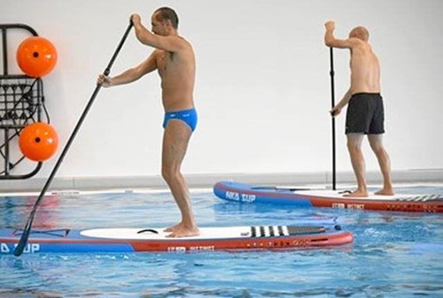 Vintertiden kan anvendes i svømmehallen til at træne teknikken i brug af SUP boards. Foto: privat