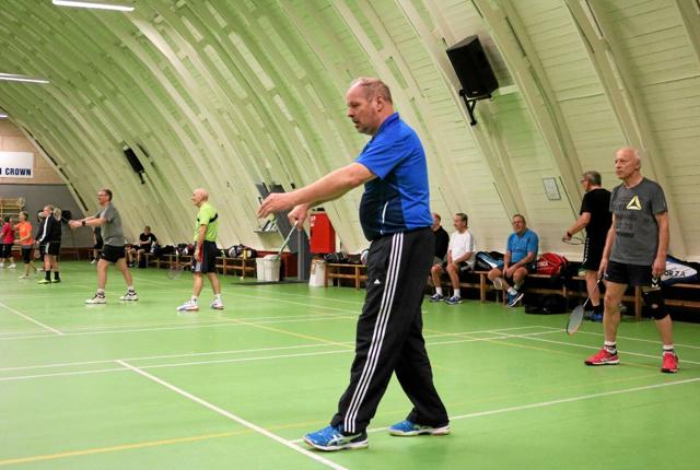 Klar til at serve: Jens Ole Sørensen der også holder styr på de ældre badmintonspillere to formiddage om ugen. Foto: Tommy Thomsen