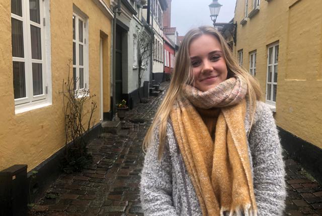20-årige Clara Sofie Karlsen holder sabbatår og overvejer grundigt, hvad hun vil derefter. Foto: Julian Drud Sørensen