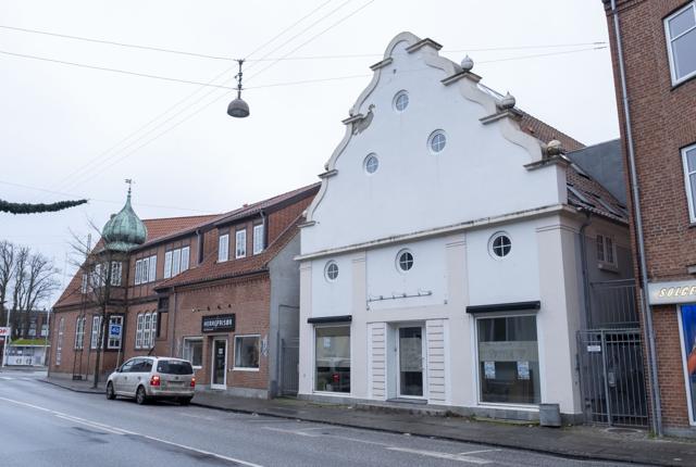 Den markante bygning på Hadsundvej har tidligere blandt været biograf, Blockbuster og senest tøjforretning. Foto: Lasse Sand