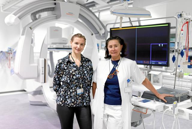 Specialeansvarlig overlæge Svetlana Rudnicka og afsnitsledende radiograf Monica Mejer ved det banebrydende røntgenudstyr. Foto: Line Bloch Klostergaard