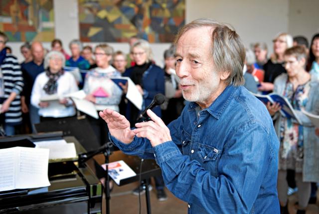 John Højbye skaber sød musik på gymnasiet i Frederikshavn sammen med 100 korister. Arkivfoto: Kurt Bering