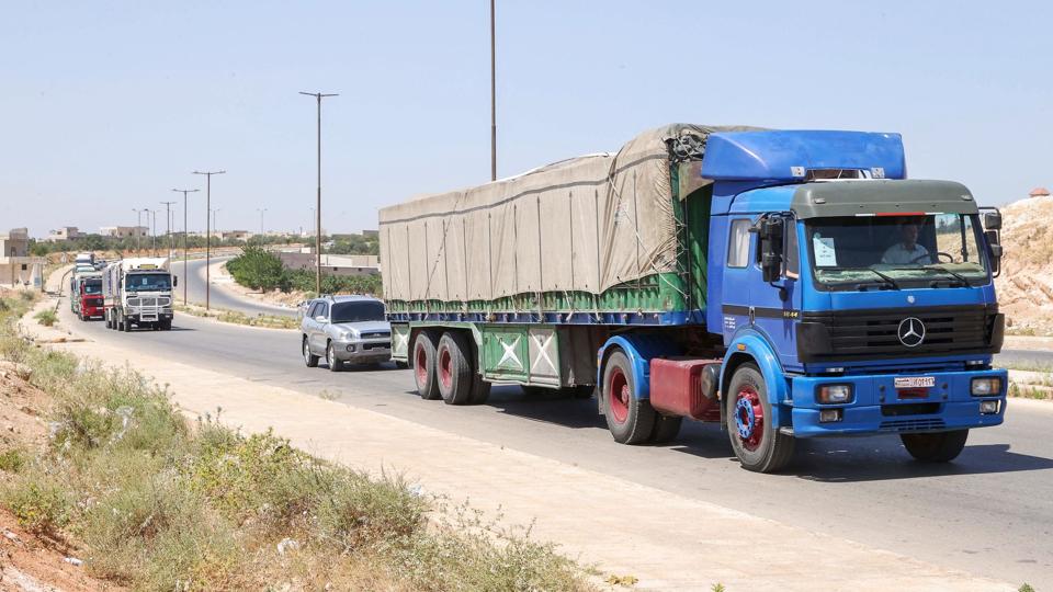 I 2021 krydsede næsten 10.000 lastbiler med nødhjælp til Idlib-regionen i Syrien grænseovergangen Bab al-Hawa. Fredag har Rusland nedlagt veto i FN's Sikkerhedsråd mod et resolutionsudkast, der ville gøre det muligt at benytte grænseovergangen til at få nødhjælp frem til Idlib i yderligere et år. (Arkivfoto). <i>Omar Haj Kadour/Ritzau Scanpix</i>