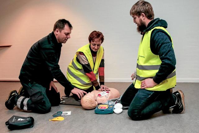 Paramediciner Søren Nissum fortæller Kristina Pedersen og Mathias Hesthave om hjerte-lunge redning (HLR). Foto: Peter Jørgensen