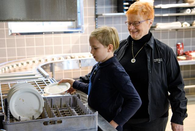 Vivi Tøsbæk er mor til Hanne og Niels Kristian, og hun tager gerne et nap med i opvasken. Her sammen med 3. generation, barnebarnet Justin.